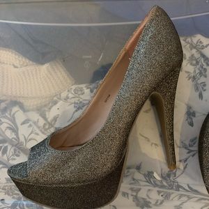 Gold heels  💖💫